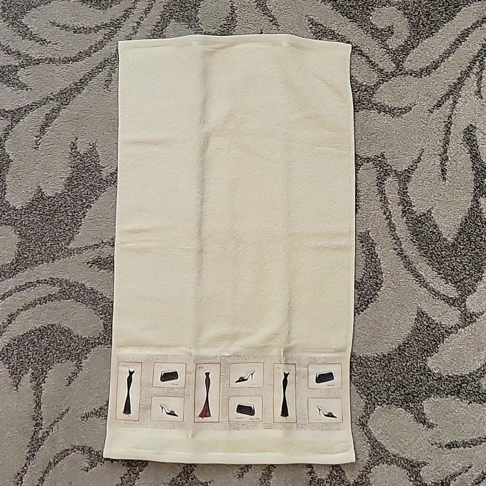 Set of 2 accent towels.